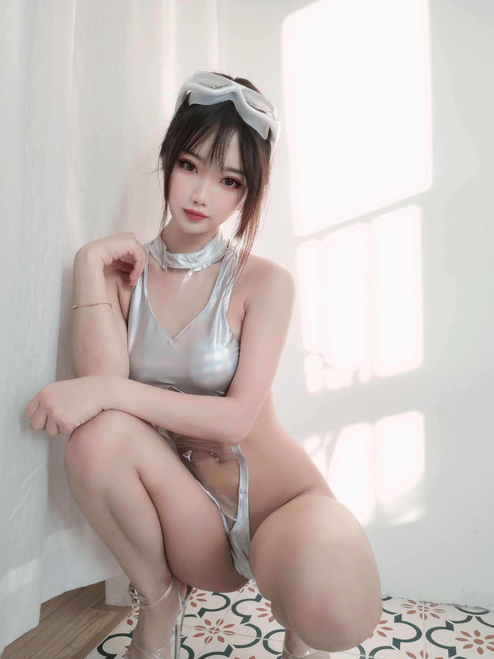 [网红COSER]白嫩美少女鬼畜瑶镭射竞泳插图1